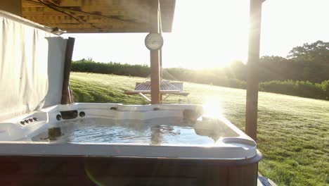 jacuzzi humeante listo mientras el sol se refleja