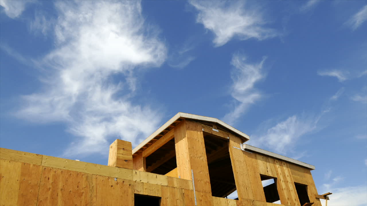 lapso de tiempo de nubes que soplan sobre una casa en construcción