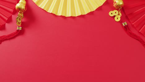 video de primer plano de los fanáticos chinos en fondo rojo