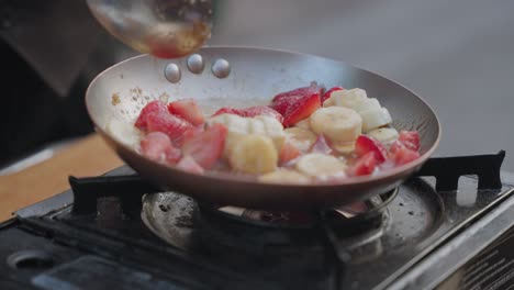 Braten-Von-Bananen-Und-Erdbeeren-In-Zeitlupe