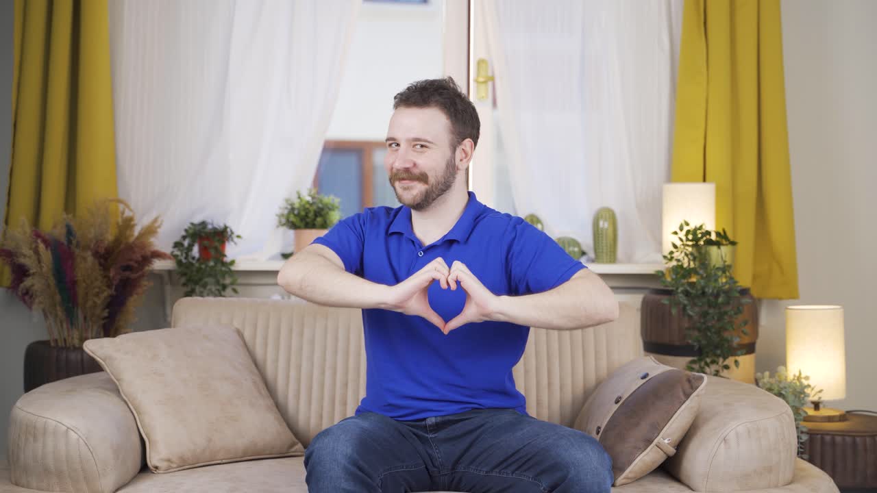 카메라를 위해 심장 기호를 만드는 사람.