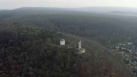 The-fairytale-castle-burg-Plesse-in-Bovenden-near-Göttingen-Goettingen-at-sunrise,-Lower-Saxony,-Germany