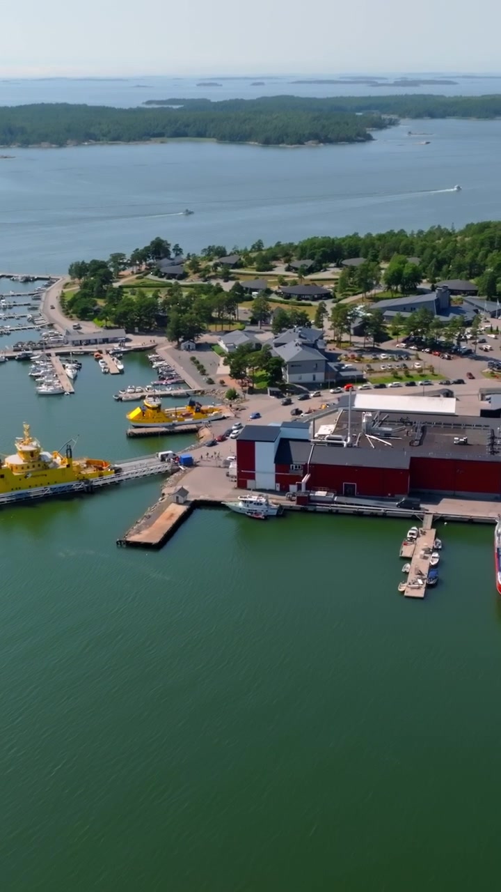 Toma aérea de un ferry descargando coches en la isla de Kasnas, en Finlandia.
