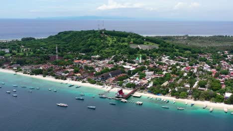 antena de resorts de playa y hoteles en la isla de gili trawangan en indonesia en un día nublado