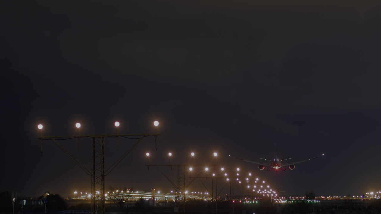저녁 에 비행기 가 착륙 하는 것