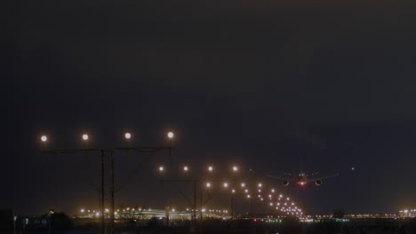 aterrizaje del avión al anochecer