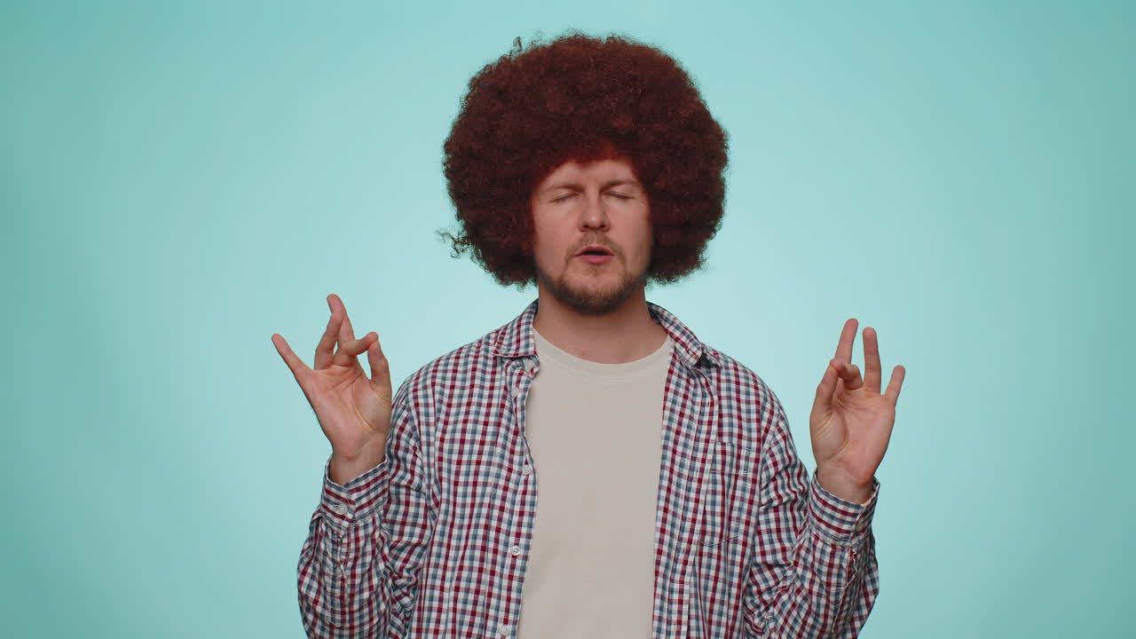 사람은 무드라 몸짓으로 깊이 숨을 들이마시며, 눈을 감고, 집중된 생각으로 명상하며, 평화롭습니다.