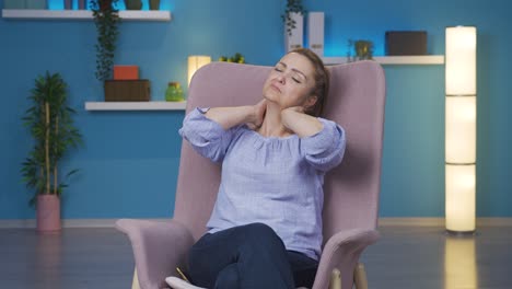 mujer con dolor de cuello.