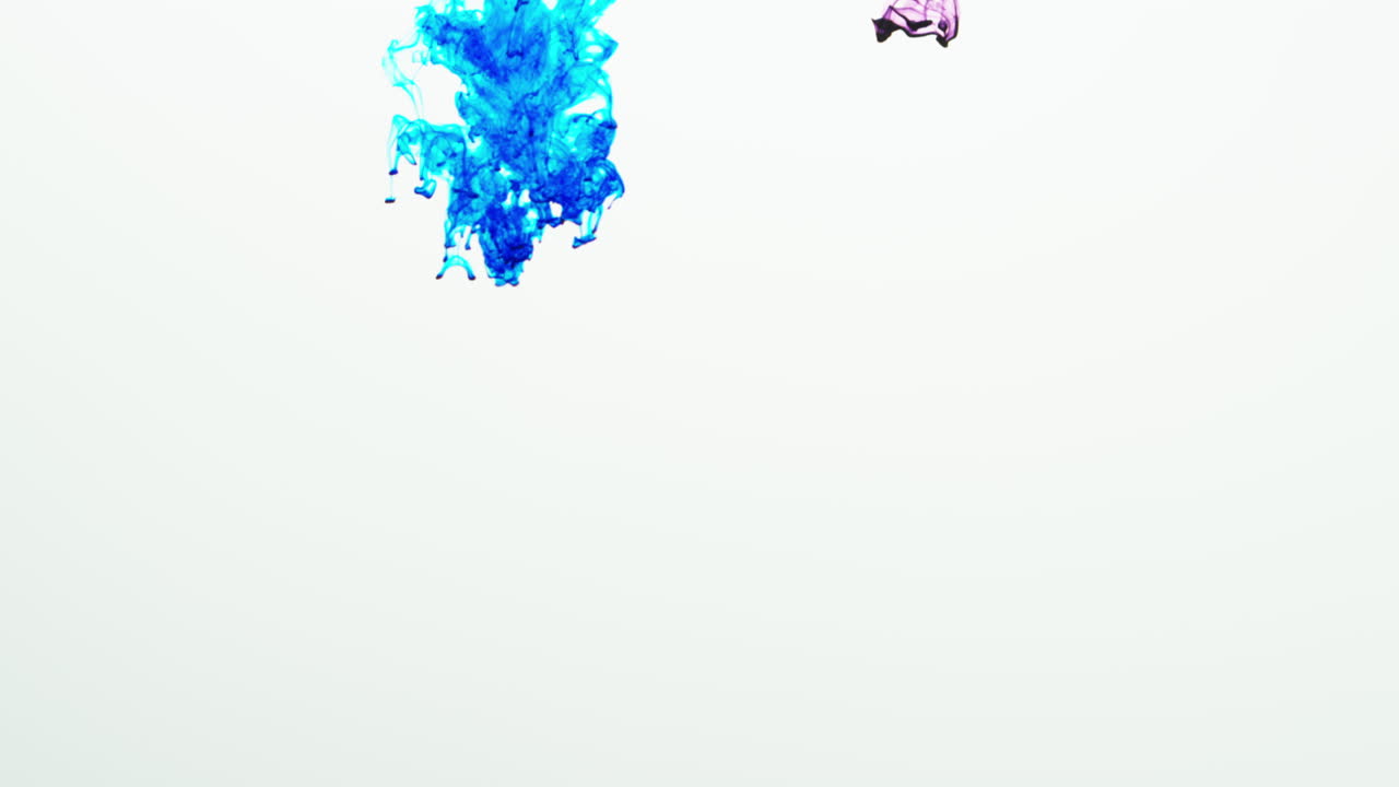 pintura o tinte púrpura y azul caído en el agua contra un fondo blanco para crear un fondo de humo de colores giratorios 4