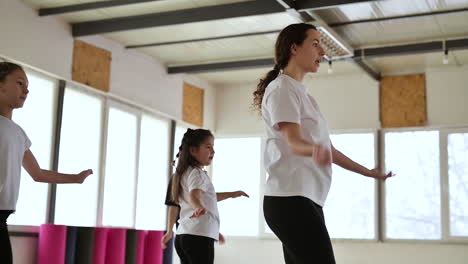 profesor y alumnos en clase de baile.