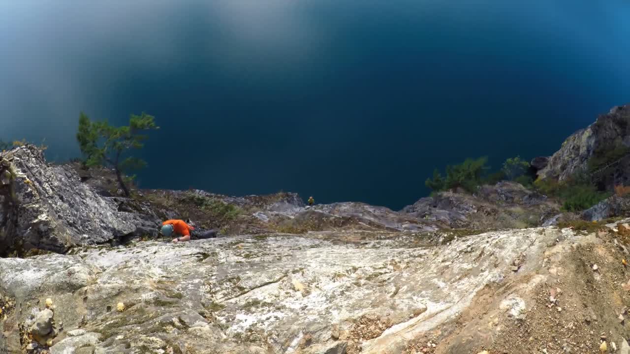 escalador de roca subiendo al acantilado 4k