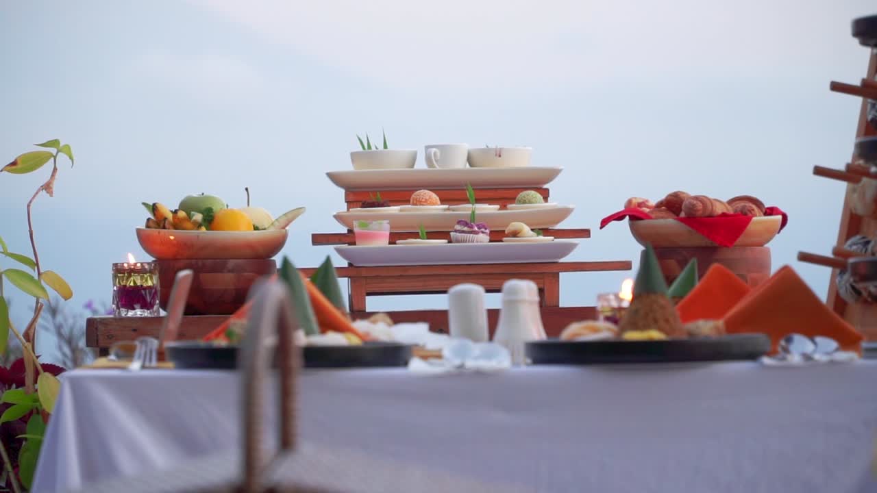 넓고 맛있게 보이는 피크닉이 테이블 위에 놓여 있습니다.