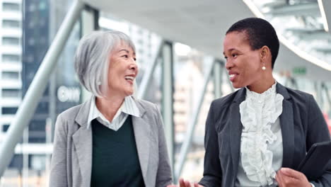 Business-women,-walking-and-talking-in-an-office