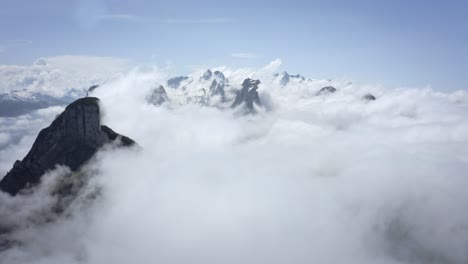 drone aéreo por encima de las nubes y las montañas en suiza