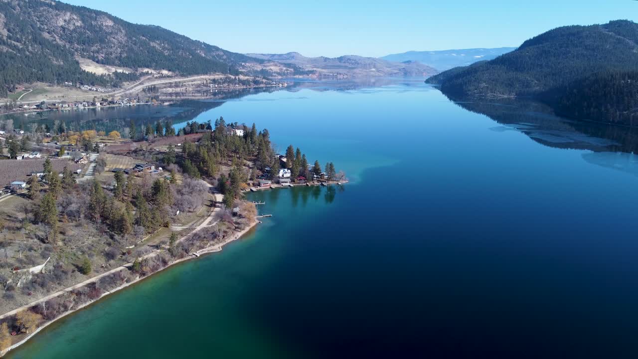el sendero ferroviario de okanagan drone totalmente tranquilo lago plácido
