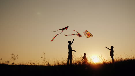 Kinder-Spielen-Mit-Drachen-An-Einem-Malerischen-Ort-Bei-Sonnenuntergang