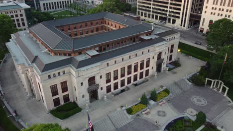 Columbus-Ohio-city-hall-at-dusk,-aerial-drone