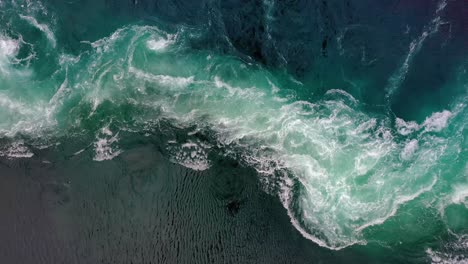 Las-Olas-De-Agua-Del-Río-Y-Del-Mar-Se-Encuentran-Durante-La-Marea-Alta-Y-La-Marea-Baja.