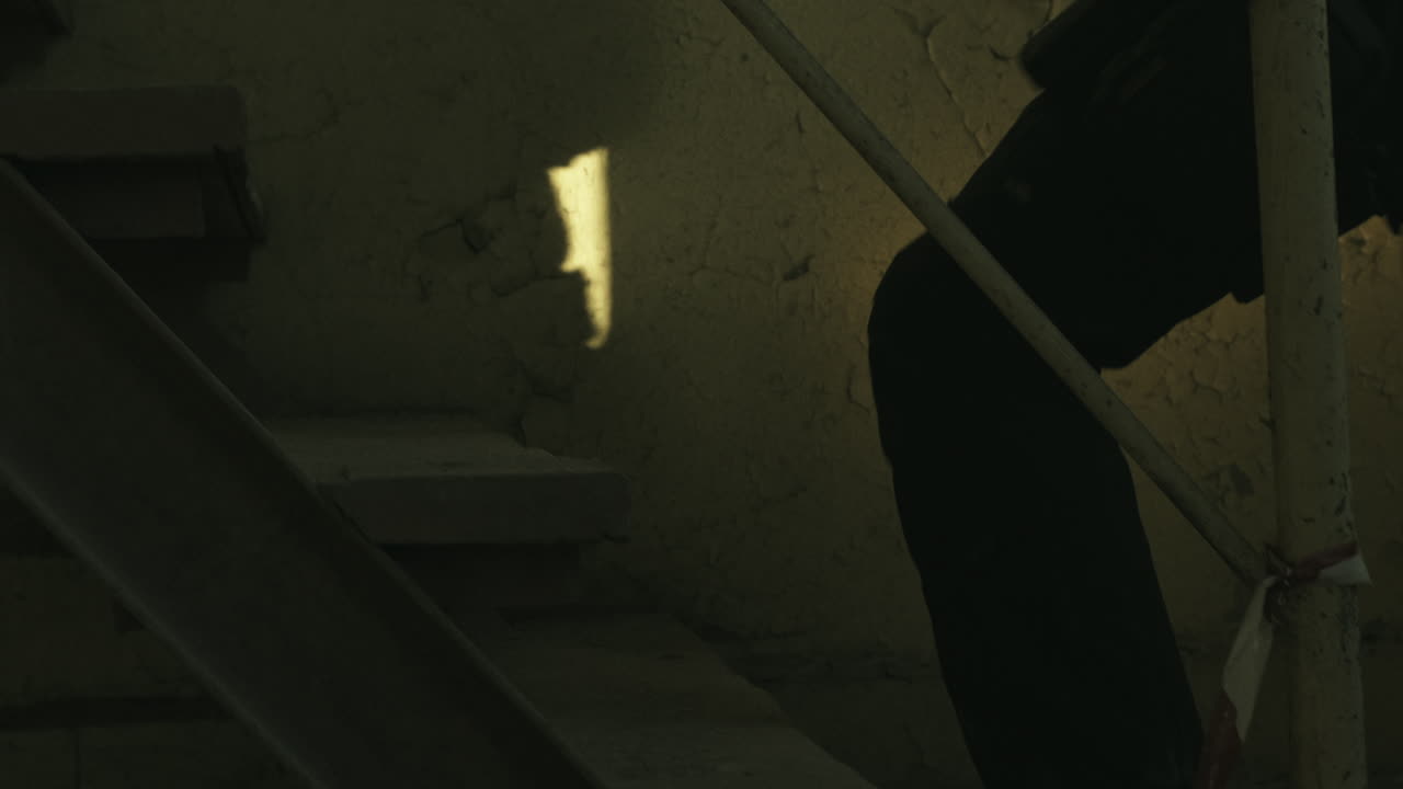 persona subiendo escaleras de metal