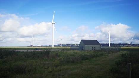 Cielo-Azul-Tecnología-De-Turbinas-Eólicas-Renovables-Girando-En-El-Campo-Británico