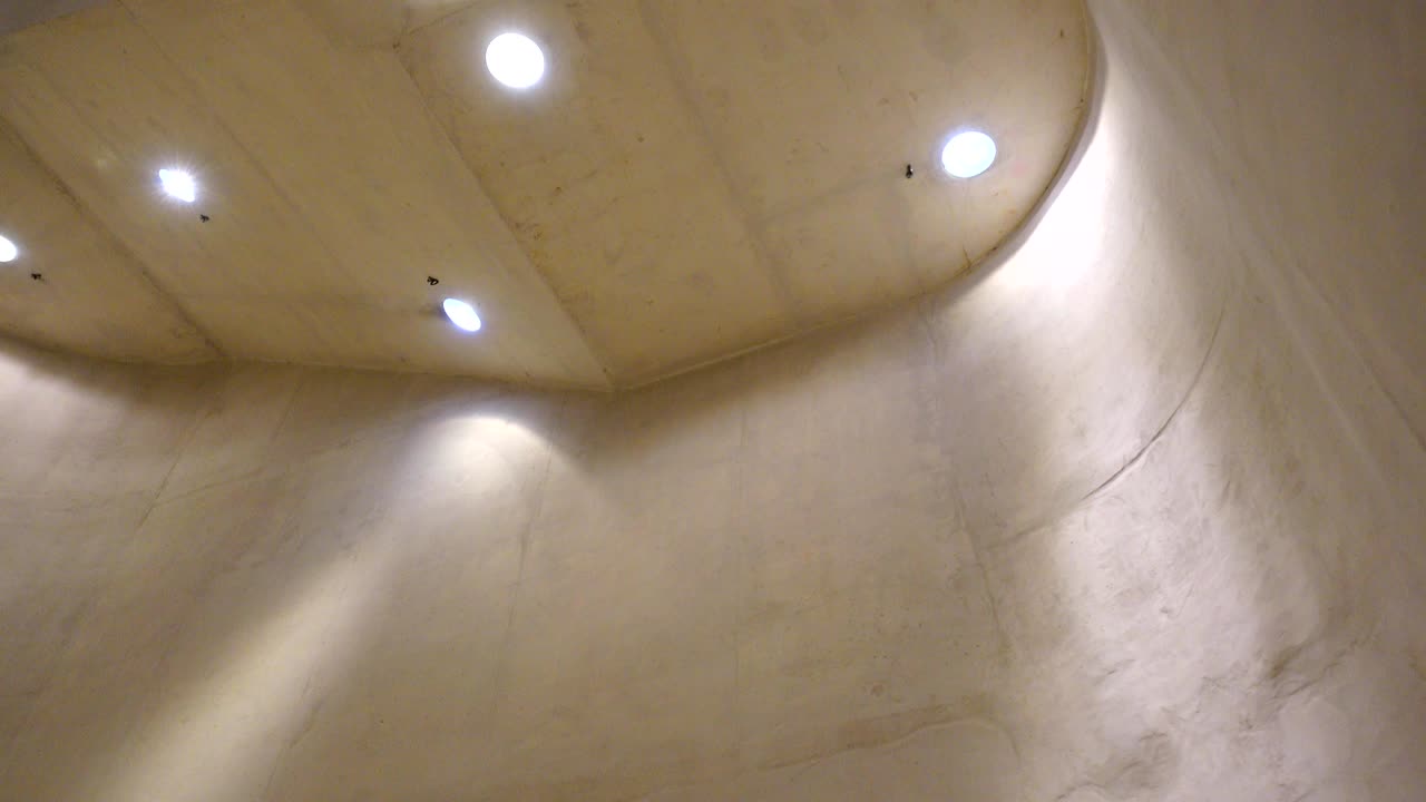 나선형 계단에서 움직입니다.