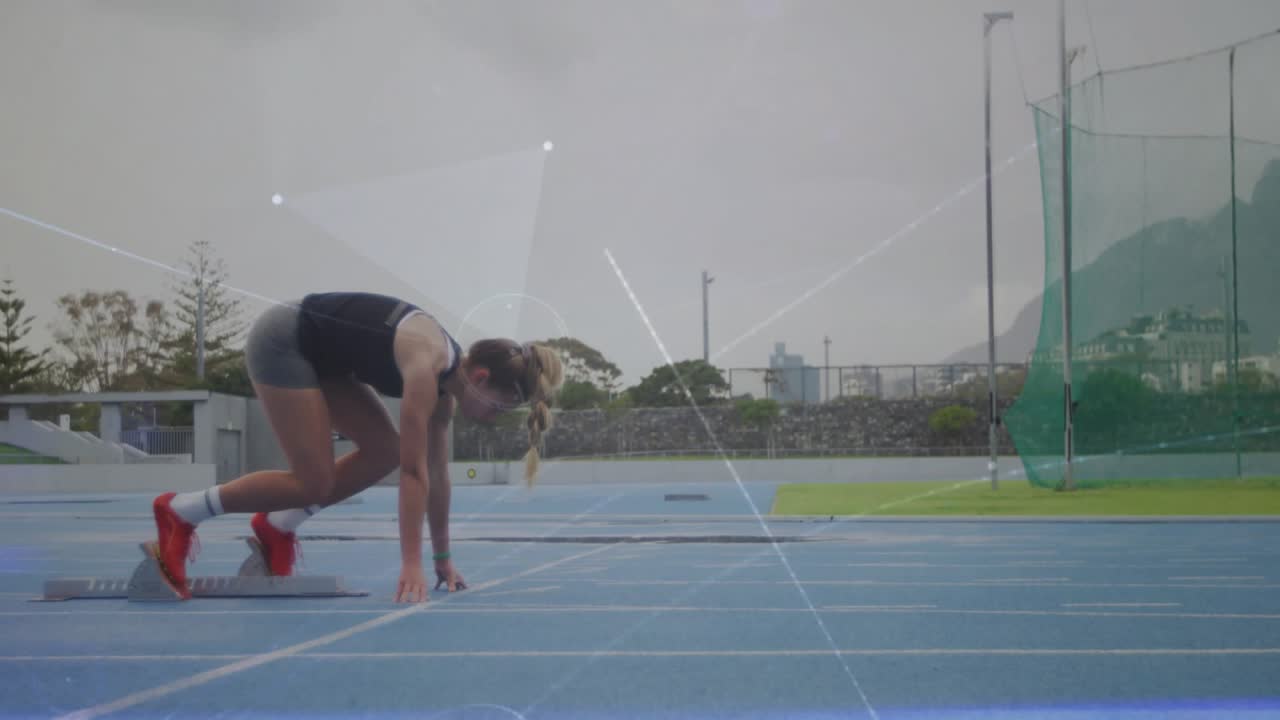 Corridore che si prepara a iniziare la gara con animazione di forme geometriche sulla pista.