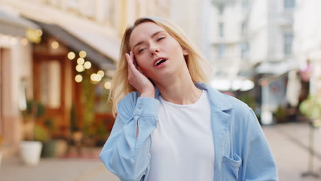 Mujer-Exhausta-Disgustada-Frotando-Las-Sienes-Para-Curar-El-Problema-Del-Dolor-De-Cabeza-Que-Sufre-De-Migraña-Tensional