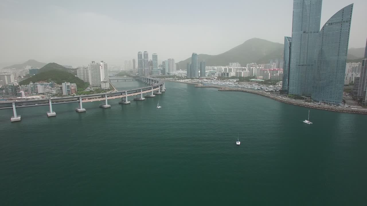 toma aérea del puente gigante gwangandeagyo en busan con rascacielos en corea del sur