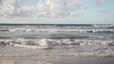 Tranquilas-Olas-Del-Mar-En-La-Playa-En-Cámara-Lenta