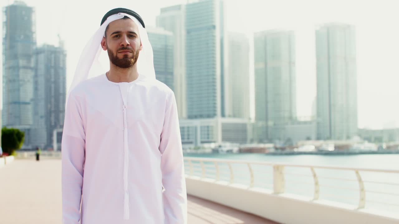 Uomo in Abito Tradizionale Emiratino a Dubai