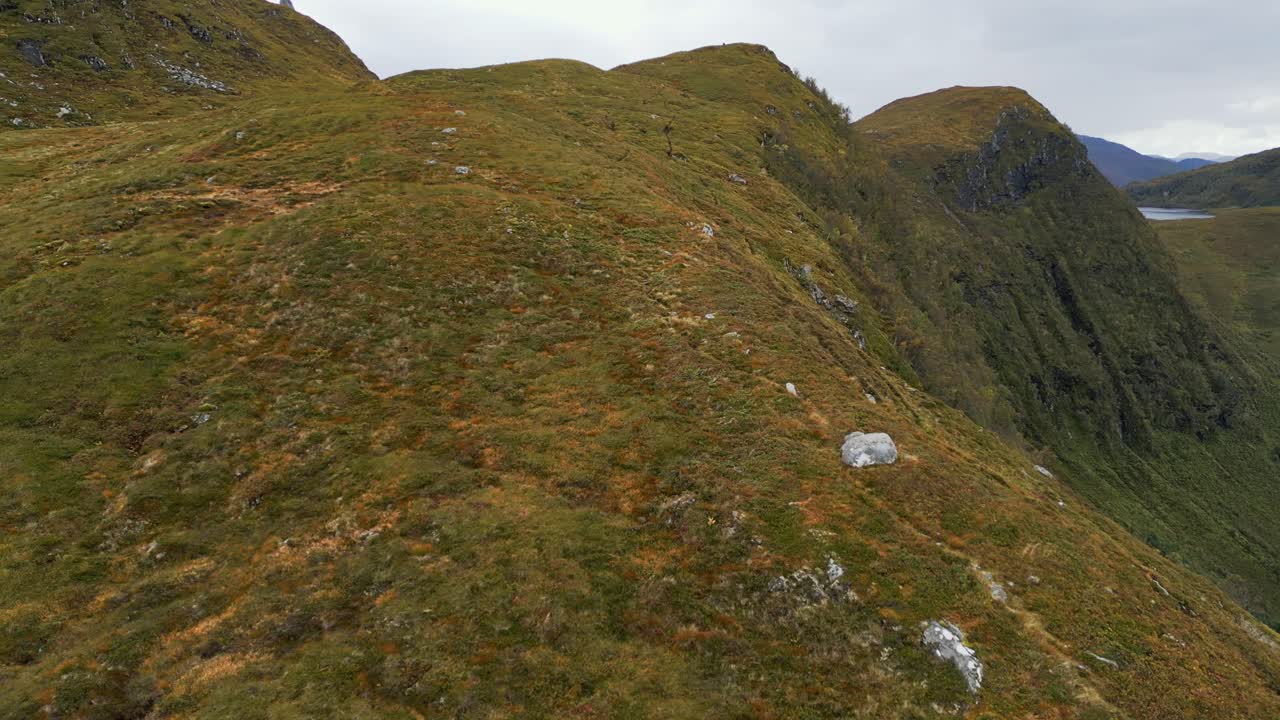 Veduta aerea sulle colline aspre vicino al comune di Vanylven, Norvegia