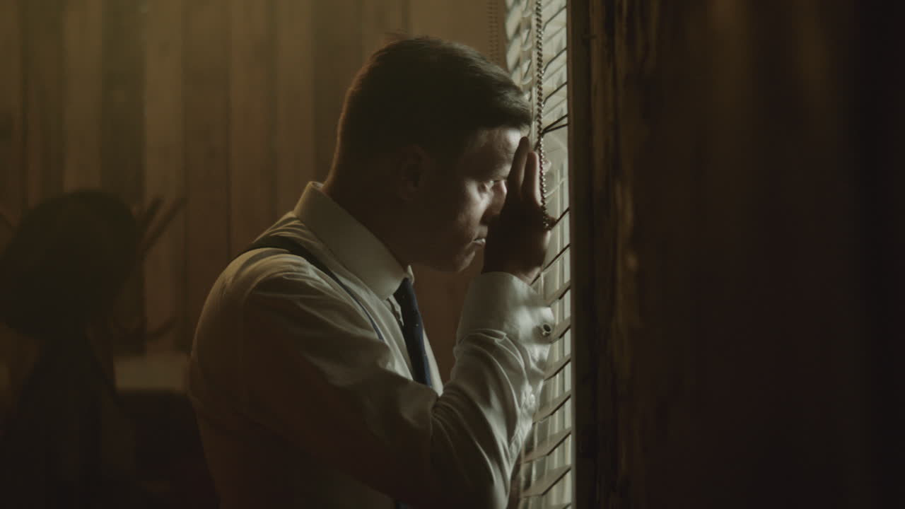 창문으로 바라보는 남자