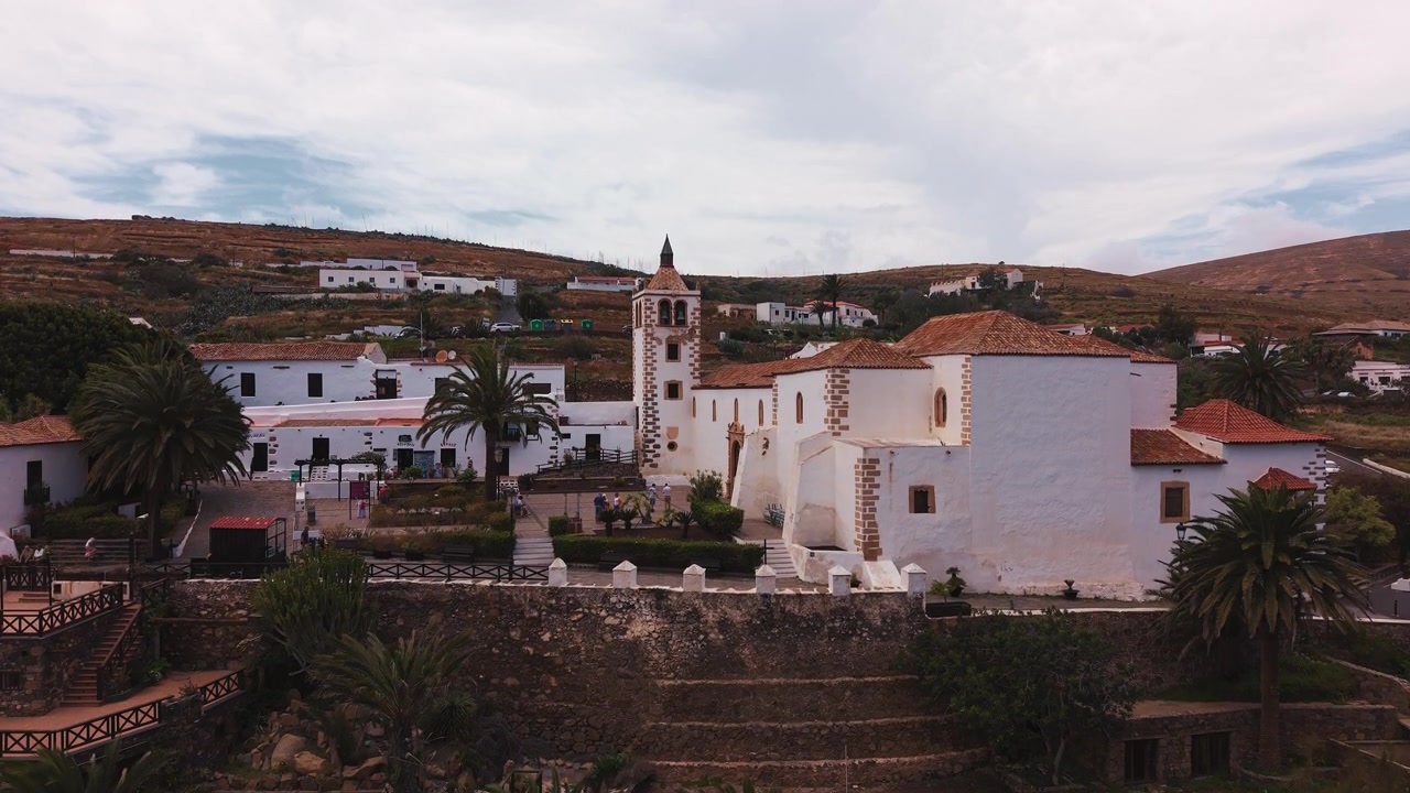 Veduta aerea di una storica chiesa bianca a Betancuria, Fuerteventura