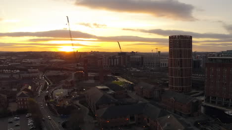 Puesta-De-Sol-Santo-Grial-Panorámica-Lapso-De-Tiempo-Del-Paisaje-Urbano-De-Leeds-Desde-Un-Punto-De-Vista-Alto-Con-Nubes-En-Movimiento-Rápido