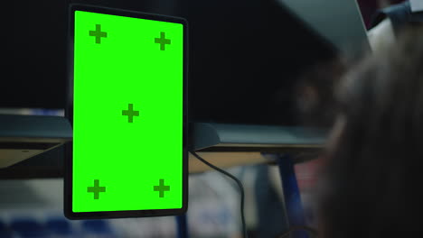 tableta con pantalla verde en el aula