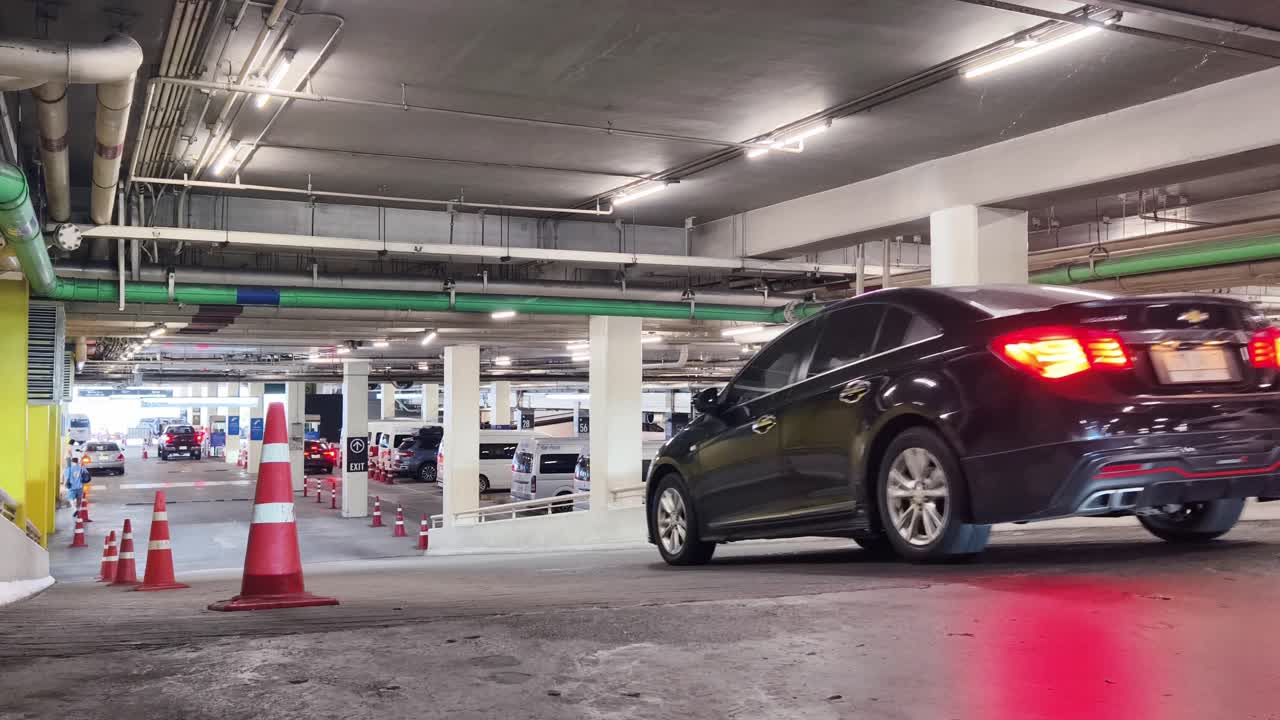 자동차가 있는 지하 주차장