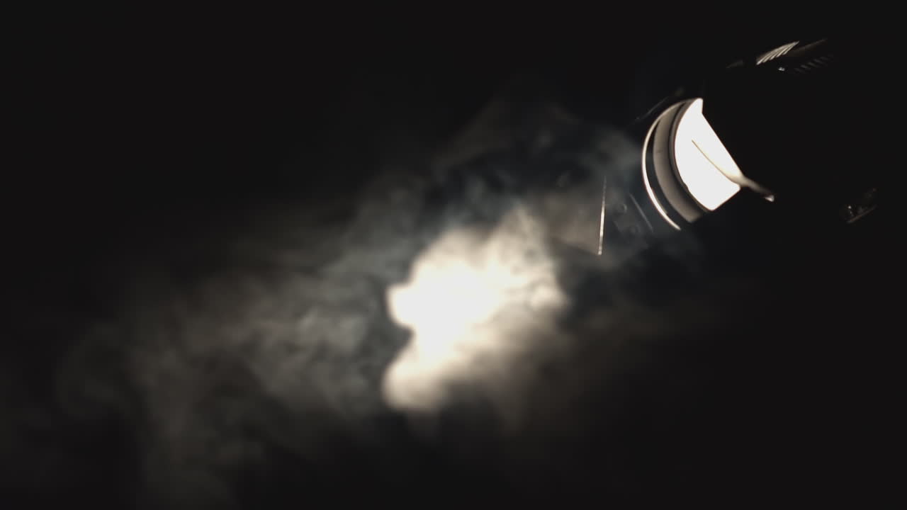 연기가 있는 스포트라이트