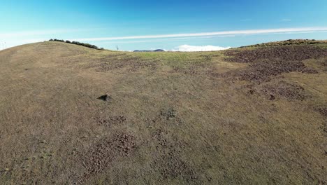 Fliegen-über-Kahlen-Hügel-Mit-Schöner-Aussicht-über-Die-Berge-Der-Pyrenäen-Im-Hintergrund