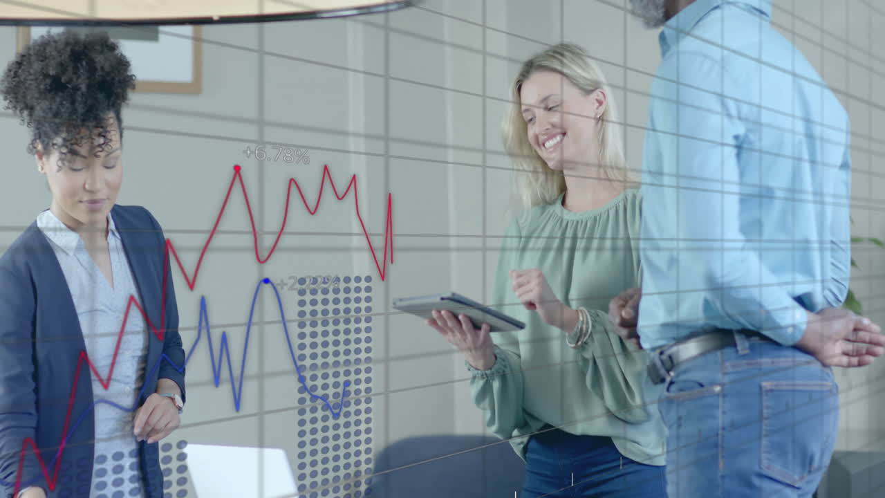 animación del procesamiento de datos financieros sobre diversas personas de negocios en la oficina