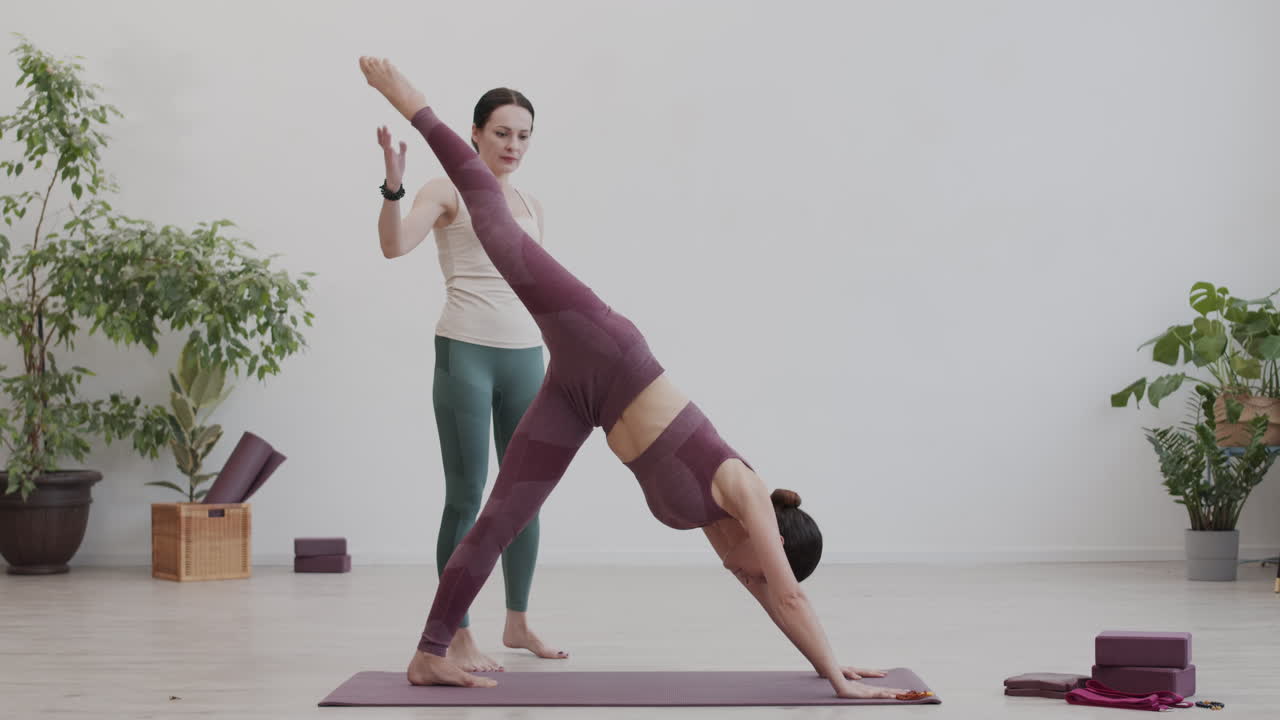 entrenadora ayudando a una deportista a estirarse
