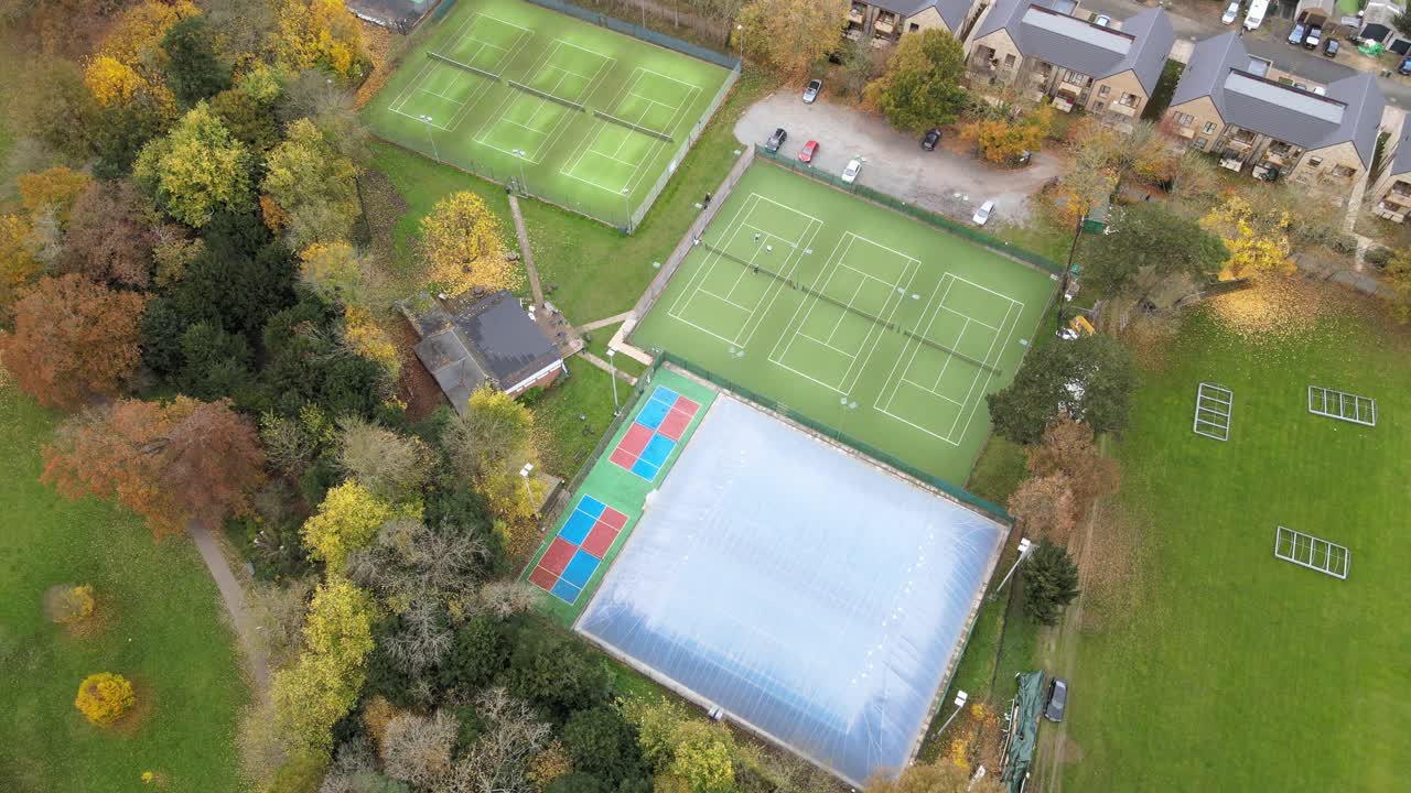 테니스 코트의 무인 항공기 오버 헤드 조감도 hoddeston hertfordshire uk