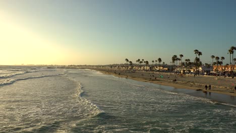 Blick-Auf-Den-Strand-Von-Newport-Vor-Sonnenuntergang