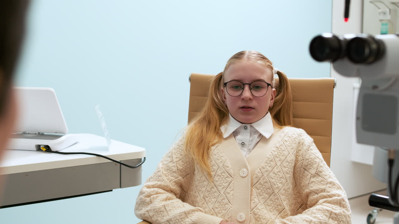 девушка у офтальмолога