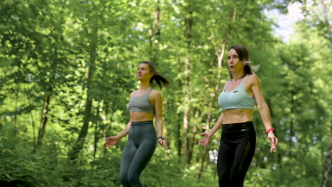 mujeres en forma haciendo saltos en el parque 2