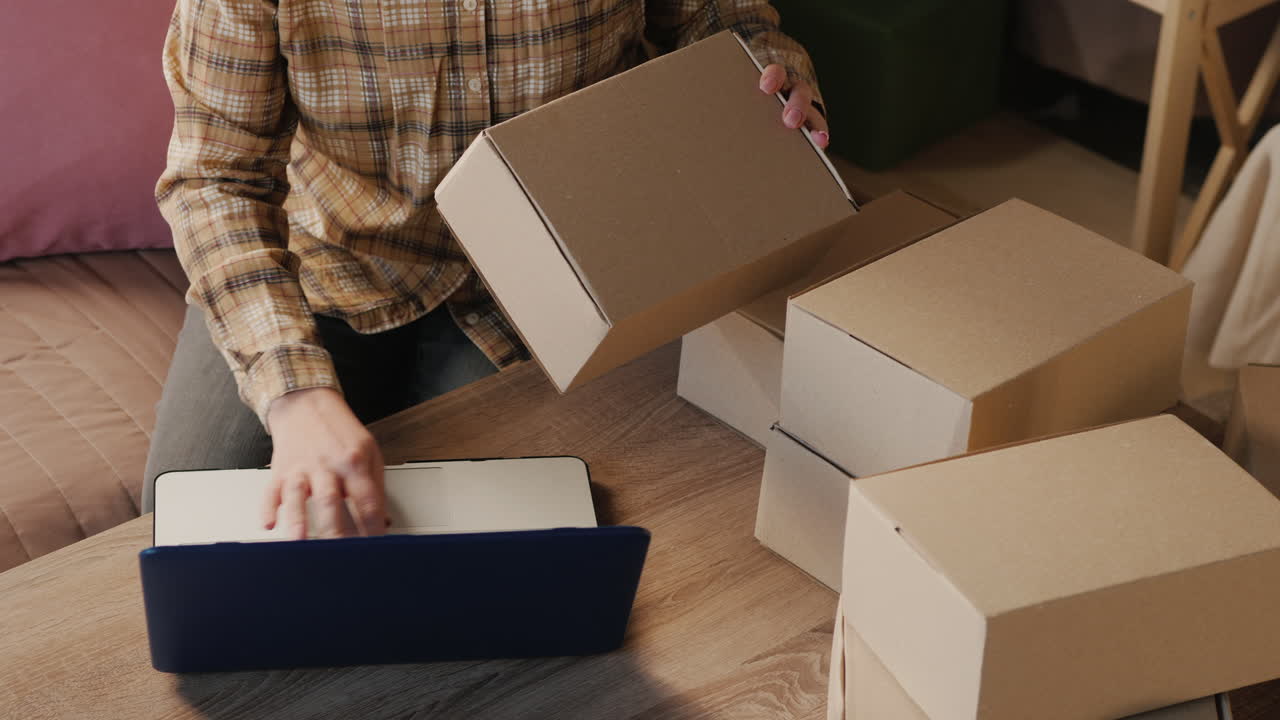 vista desde arriba mientras una mujer ordena paquetes listos para enviar