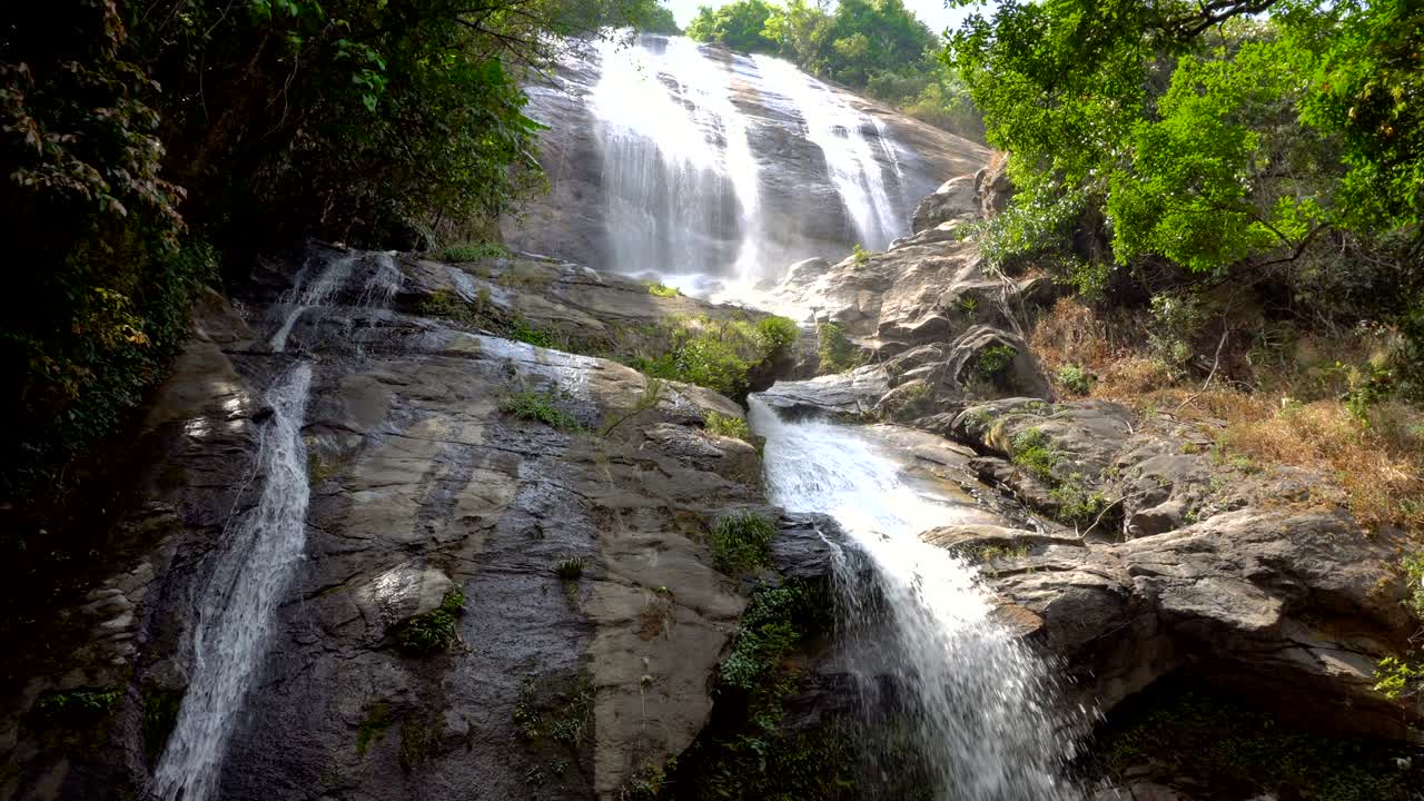 catarata de siribhume en el parque nacional de doi inthanon, región de chiang mai, tailandia, capaz de hacer un bucle