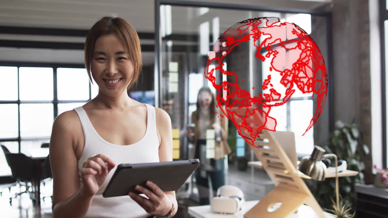 지구의 애니메이션과 데이터 프로세싱 아시아 사업가 여성 사무실에서