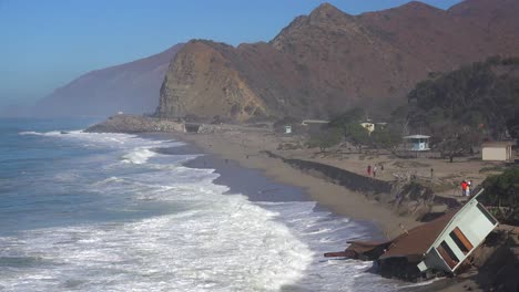 Ein-Haus-An-Der-Küste-Von-Malibu-Stürzt-Nach-Einer-Großen-Sturmflut-Ins-Meer-Ein-2