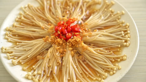 Hausgemachter-Gedämpfter-Goldener-Nadelpilz-Oder-Enokitake-Mit-Sojasauce,-Chili-Und-Knoblauch