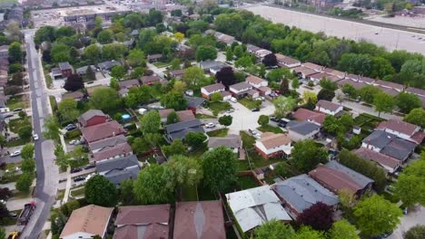 vista aérea de cerca de una calle de mississauga con una estación de tren en la distancia